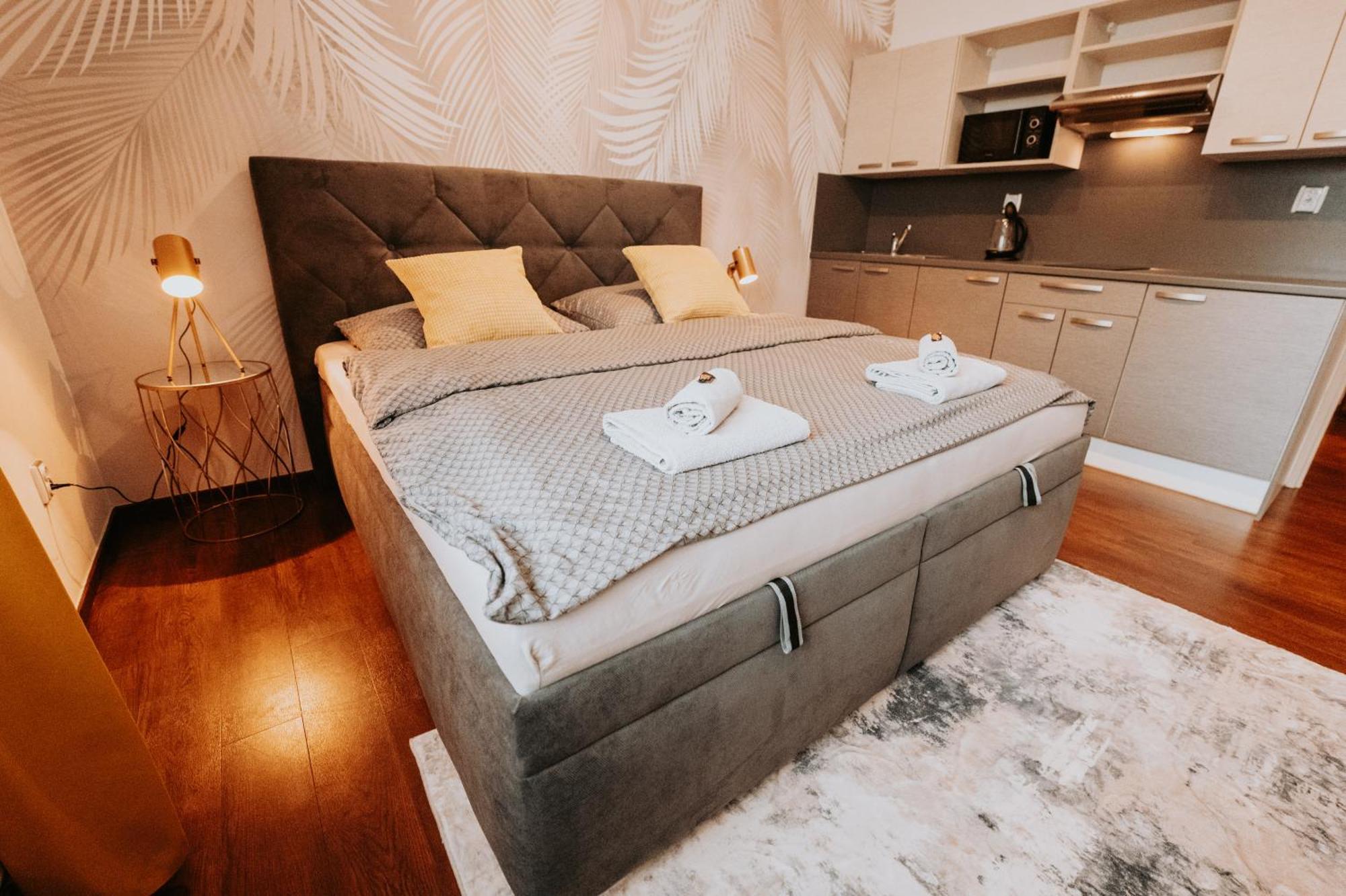 Citybeat Apartments, 400M From The Square Plzen Luaran gambar